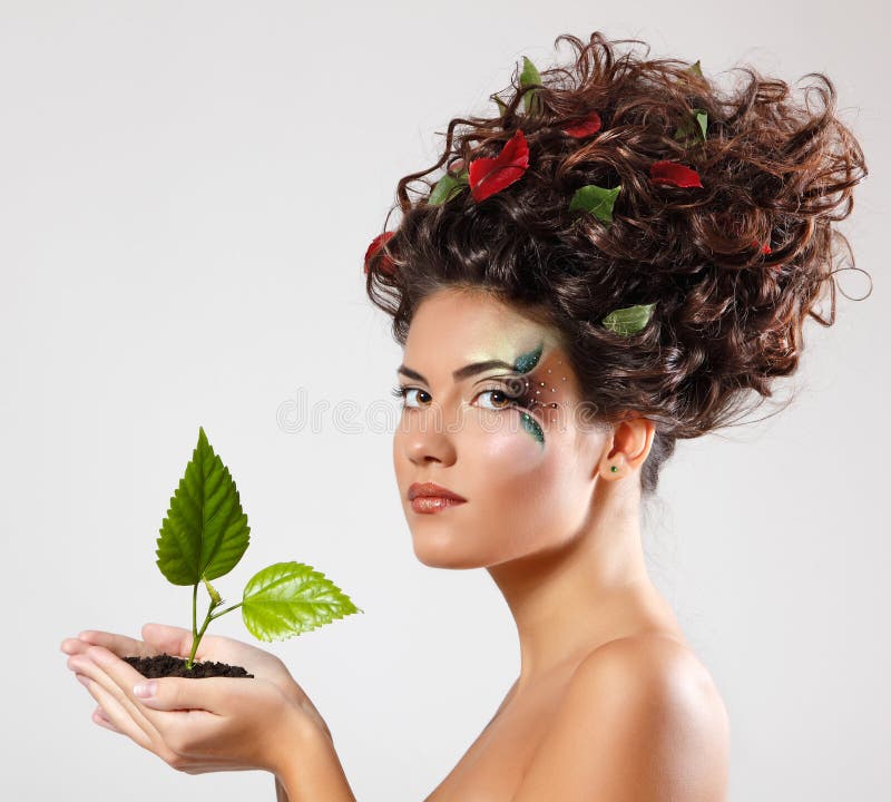 De mooie ecologie van het tienermeisje met groene boomspruit royalty-vrije stock fotografie De mooie ecologie van het tienermeisje met groene boomspruit royalty-vrije stock fotografie