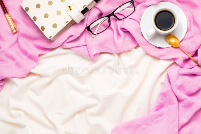 De mooie flatlay regeling met een kop van zwarte koffie met lepel, glazen, stippelde ontwerper en pen in bed royalty-vrije stock foto's De mooie flatlay regeling met een kop van zwarte koffie met lepel, glazen, stippelde ontwerper en pen in bed royalty-vrije stock foto's