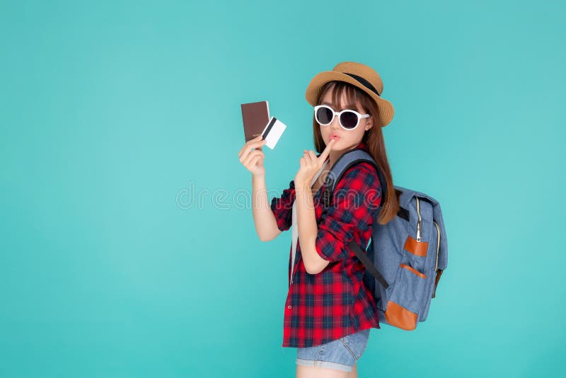 De mooie jonge Aziatische hoed en de zonnebril van de vrouwenslijtage met het tonen van creditcard en paspoort het denken idee royalty-vrije stock fotografie De mooie jonge Aziatische hoed en de zonnebril van de vrouwenslijtage met het tonen van creditcard en paspoort het denken idee royalty-vrije stock fotografie