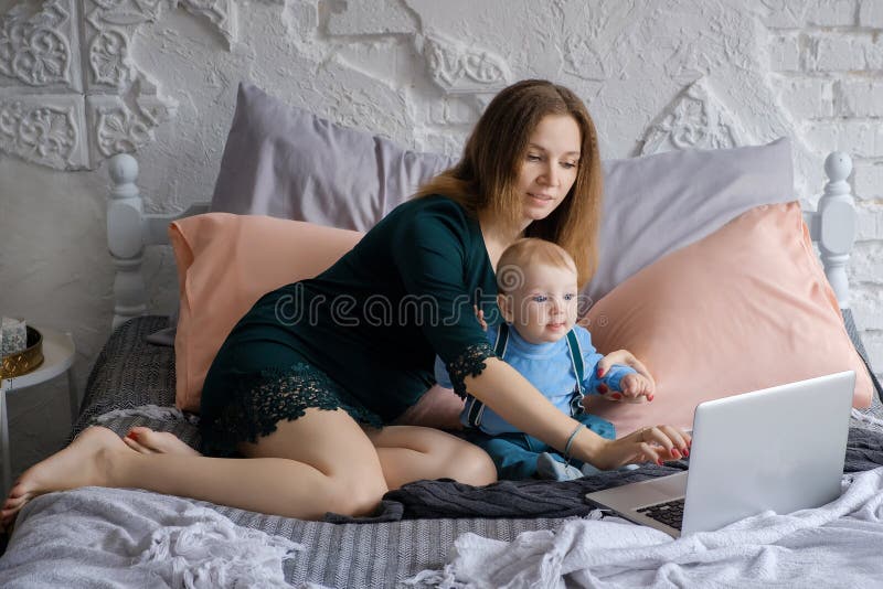 Сын увидел молодую маму. Мать сидит с сыном на диване. Молодая мама сидит. Мама сидит на сыне. Молодые мамочки в постели.