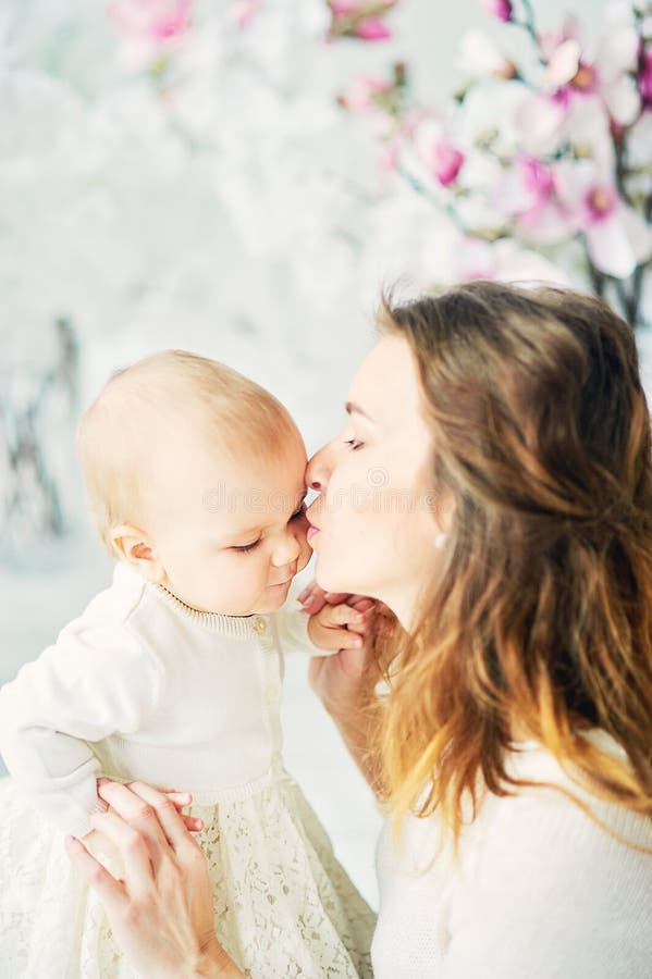 de mooie jonge moeder met een baby in haar wapens bevindt zich het concept een gelukkige familie, moederschap royalty-vrije stock foto de mooie jonge moeder met een baby in haar wapens bevindt zich het concept een gelukkige familie, moederschap royalty-vrije stock foto