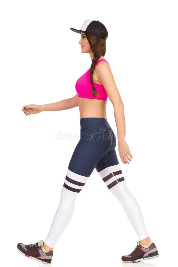 De mooie Jonge Vrouw in Sportenkleren loopt Zachte nadruk royalty-vrije stock afbeeldingen De mooie Jonge Vrouw in Sportenkleren loopt Zachte nadruk royalty-vrije stock afbeeldingen
