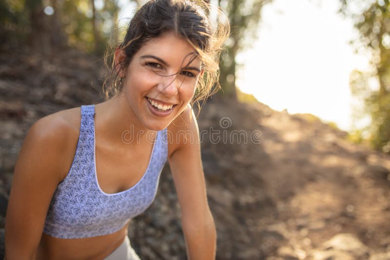 De mooie jonge vrouw in sportkleding het ontspannen na sleep stelt opleiding in werking Vrouwelijke sleepagent die onderbreking n royalty-vrije stock fotografie De mooie jonge vrouw in sportkleding het ontspannen na sleep stelt opleiding in werking Vrouwelijke sleepagent die onderbreking n royalty-vrije stock fotografie
