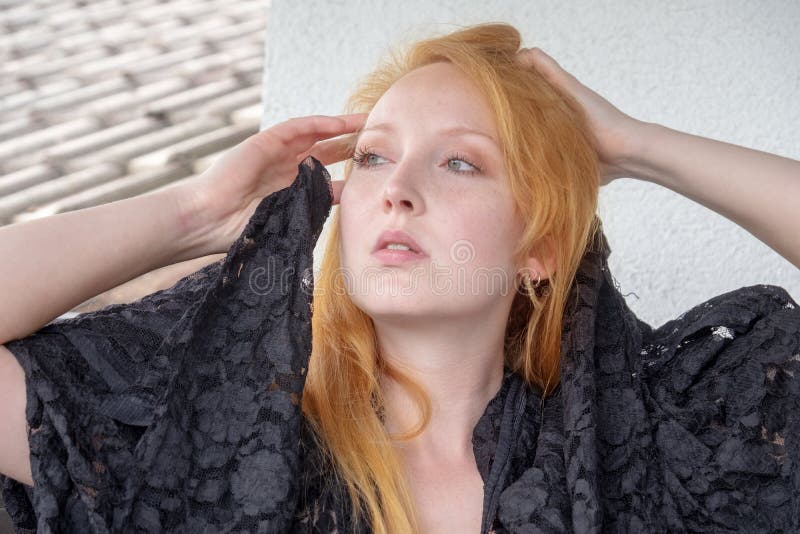De mooie jonge vrouwendin zwarte bovenkant kijkt seductively nadenkend opzij stock foto's De mooie jonge vrouwendin zwarte bovenkant kijkt seductively nadenkend opzij stock foto's