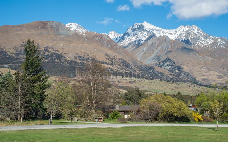 De mooie landschapsmening in Glenorchy wordt genesteld op de noordelijke kusten van Meer Wakatipu in Otago-gebied van Nieuw Zeela royalty-vrije stock afbeelding De mooie landschapsmening in Glenorchy wordt genesteld op de noordelijke kusten van Meer Wakatipu in Otago-gebied van Nieuw Zeela royalty-vrije stock afbeelding