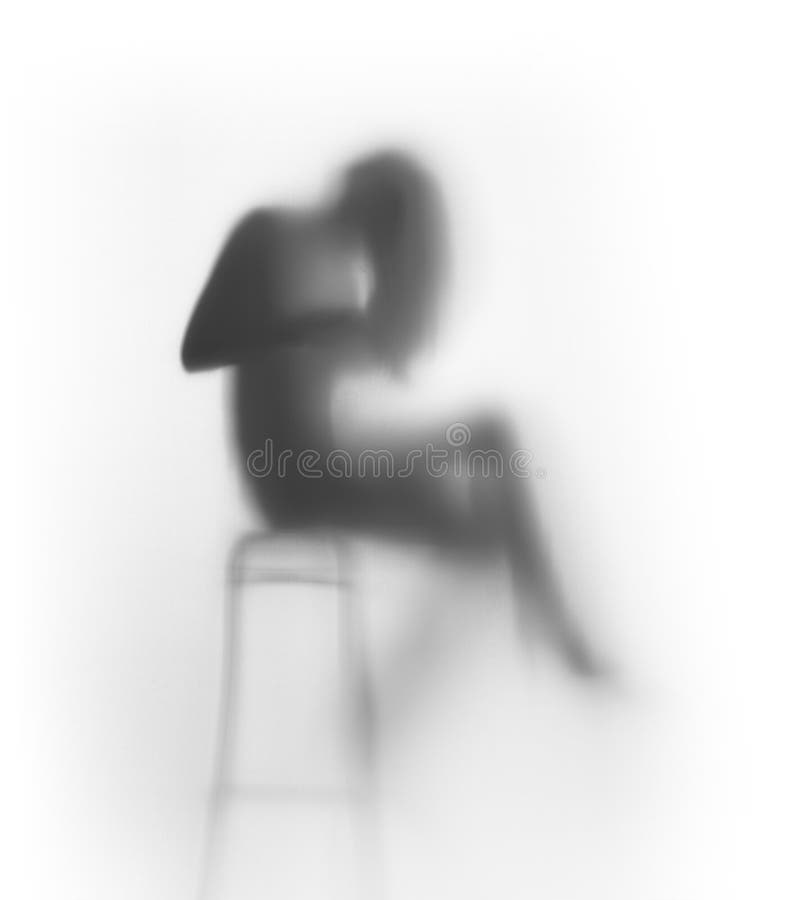 De mooie langharige vrouw zit op stoel royalty-vrije stock fotografie De mooie langharige vrouw zit op stoel royalty-vrije stock fotografie