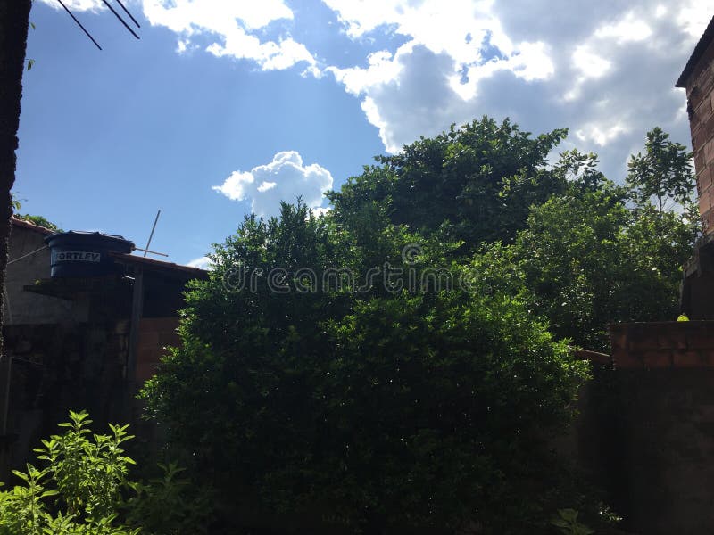 de mooie lichte wolken van Brazilië Rio DE janeiro van de hemelavond met licht stock afbeelding de mooie lichte wolken van Brazilië Rio DE janeiro van de hemelavond met licht stock afbeelding