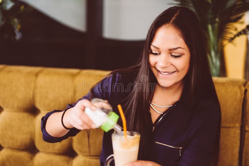 De mooie meisje het drinken schok van ijsmocha in een koffie royalty-vrije stock afbeelding De mooie meisje het drinken schok van ijsmocha in een koffie royalty-vrije stock afbeelding