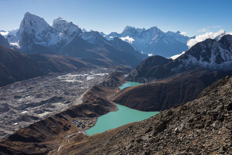 De mooie mening van de de bergenwaaier van Himalayagebergte vanaf bovenkant van Gokyo Ri, Ev stock afbeelding De mooie mening van de de bergenwaaier van Himalayagebergte vanaf bovenkant van Gokyo Ri, Ev stock afbeelding