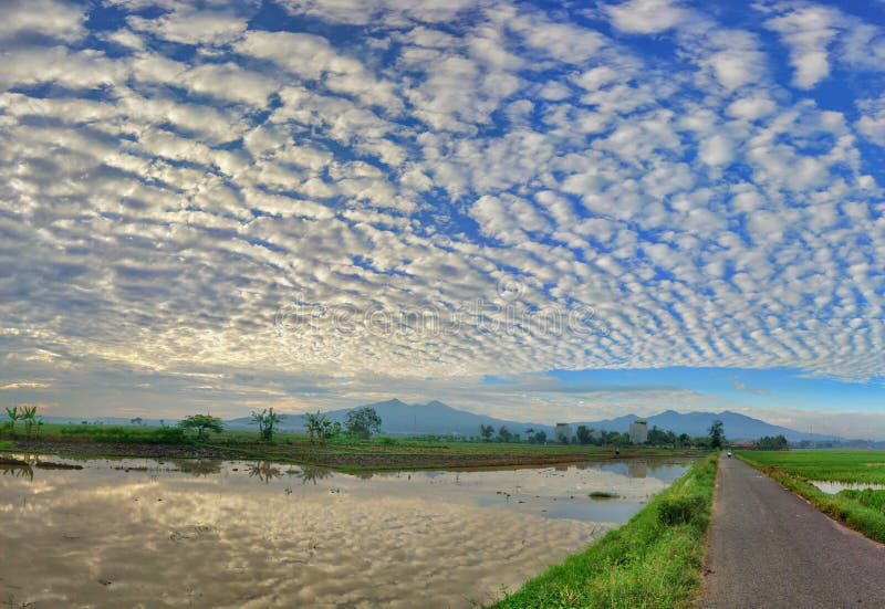 De mooie mening van het berglandschap met blauwe hemel bezinning royalty-vrije stock afbeelding De mooie mening van het berglandschap met blauwe hemel bezinning royalty-vrije stock afbeelding