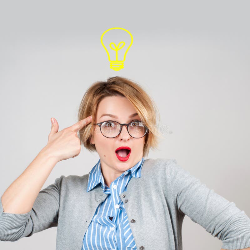 De mooie onderneemster heeft een idee brainstorm Ideeconcept met gloeilampen stock foto's De mooie onderneemster heeft een idee brainstorm Ideeconcept met gloeilampen stock foto's