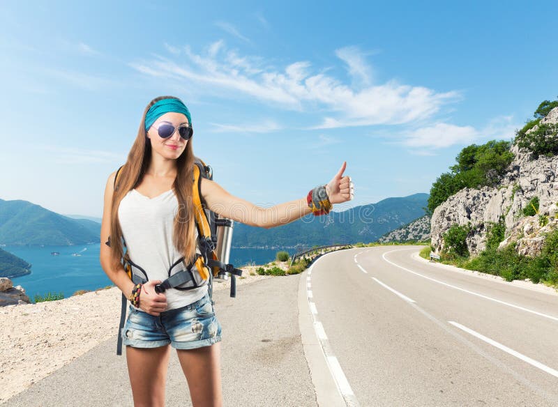 De mooie reizigersvrouw haalt een auto royalty-vrije stock afbeelding De mooie reizigersvrouw haalt een auto royalty-vrije stock afbeelding