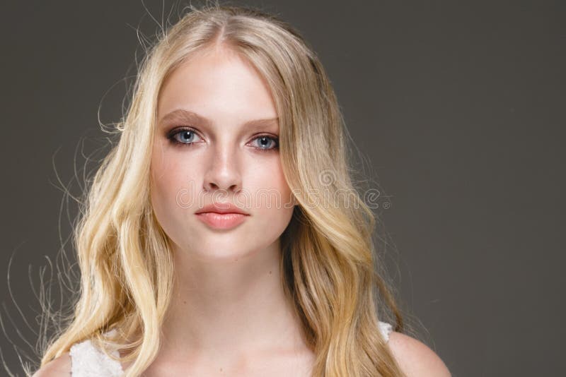 De mooie Schoonheid ModelGirl van de Blondevrouw met perfecte make-up ove royalty-vrije stock foto's De mooie Schoonheid ModelGirl van de Blondevrouw met perfecte make-up ove royalty-vrije stock foto's