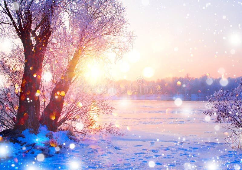 De mooie scène van het de winterlandschap met ijsrivier royalty-vrije stock fotografie De mooie scène van het de winterlandschap met ijsrivier royalty-vrije stock fotografie