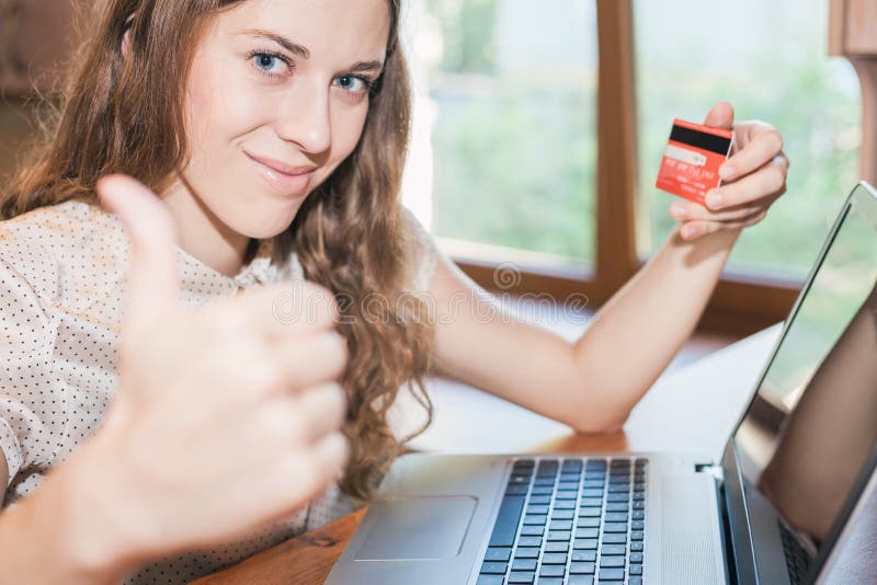 De mooie succesvolle creditcard van de vrouwenholding, en het winkelen door laptop royalty-vrije stock afbeelding De mooie succesvolle creditcard van de vrouwenholding, en het winkelen door laptop royalty-vrije stock afbeelding