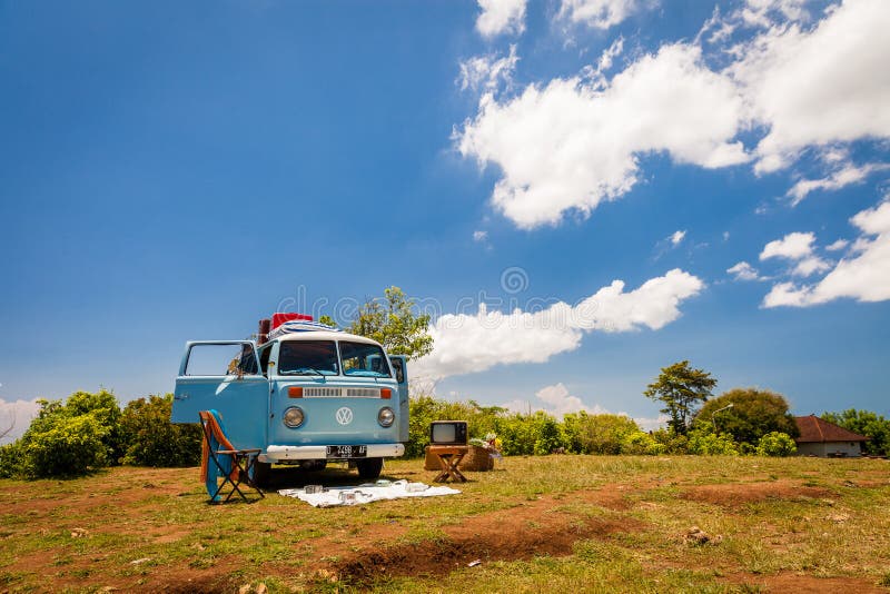 De mooie Uitstekende retro bestelwagen van autovolkswagen op het tropische strand Bali royalty-vrije stock afbeeldingen De mooie Uitstekende retro bestelwagen van autovolkswagen op het tropische strand Bali royalty-vrije stock afbeeldingen