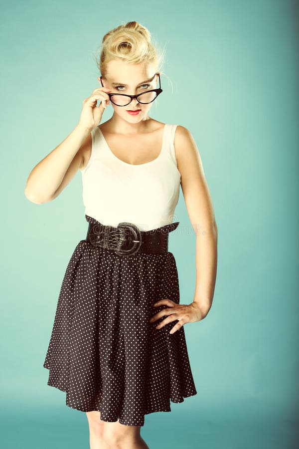 De mooie vrouw kleedde zich als pinupmeisje stock foto De mooie vrouw kleedde zich als pinupmeisje stock foto