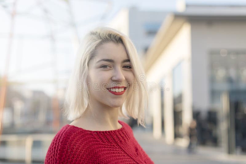 De mooie vrouw met wit perfecte glimlach openlucht royalty-vrije stock afbeelding De mooie vrouw met wit perfecte glimlach openlucht royalty-vrije stock afbeelding