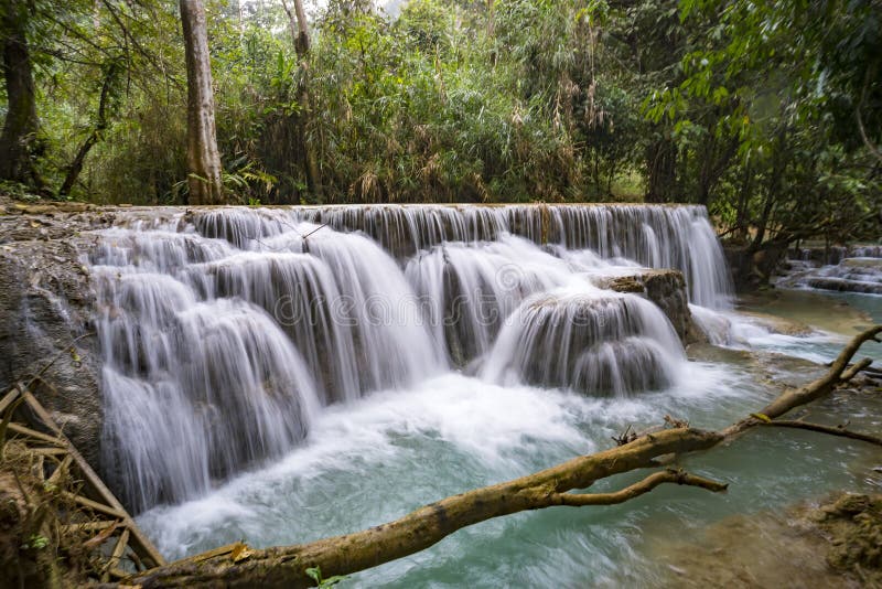 De mooie waterval in bos, de lente, lange blootstelling royalty-vrije stock afbeeldingen De mooie waterval in bos, de lente, lange blootstelling royalty-vrije stock afbeeldingen