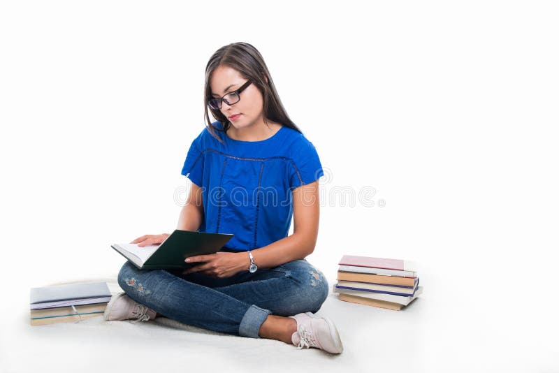 De mooie zitting van het studentenmeisje op algemeen en het bestuderen stock afbeeldingen De mooie zitting van het studentenmeisje op algemeen en het bestuderen stock afbeeldingen
