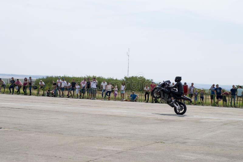 De motorrijder gaat op een achterwiel op de race kring stock afbeeldingen De motorrijder gaat op een achterwiel op de race kring stock afbeeldingen