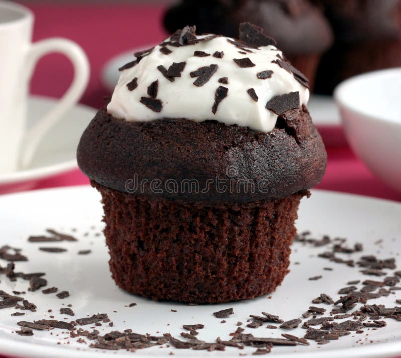 De muffin van de chocolade met room royalty-vrije stock afbeelding De muffin van de chocolade met room royalty-vrije stock afbeelding