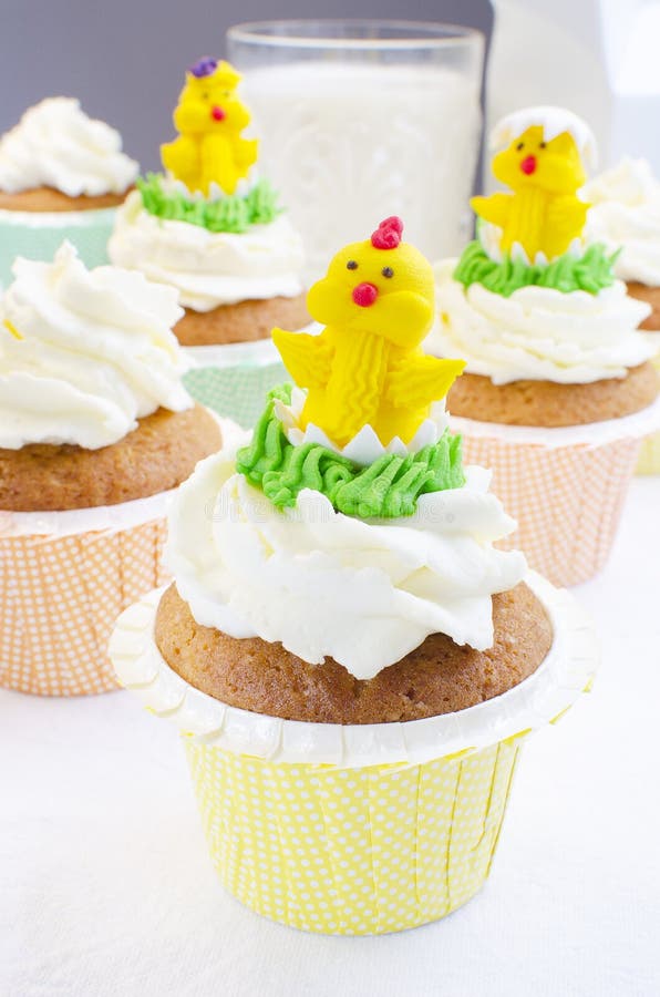 De Muffins en de Kippen van Pasen stock foto