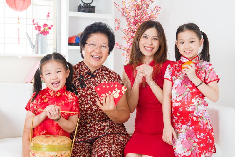 De multigeneraties Aziatische familie viert Chinees nieuw jaar