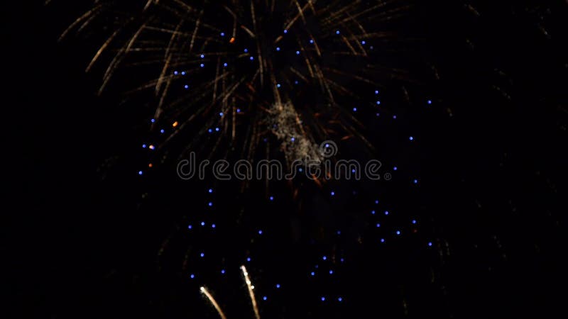 De multiples feux d'artifice et comètes explosent en vue rapprochée ralenti clips vidéos