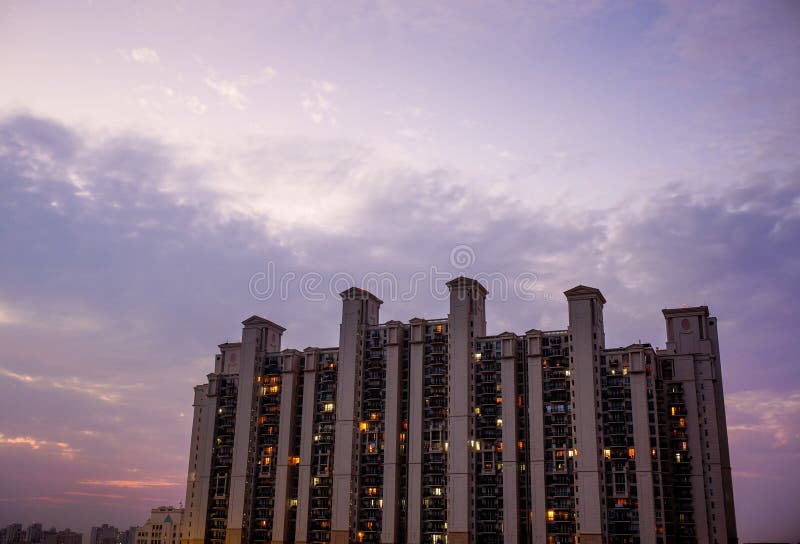 De Multistoreyedbouw in Gurgaon met bewolkte kleurrijke hemel