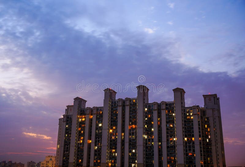 De Multistoreyedbouw in Gurgaon met bewolkte kleurrijke hemel