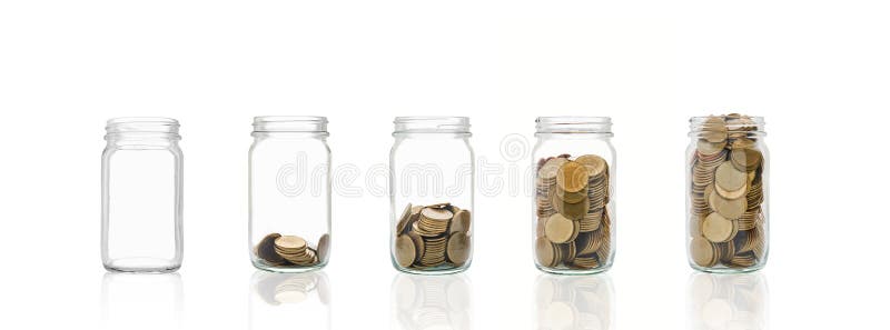 De muntstukken in een fles, vertegenwoordigt de financiële groei Meer het meer geld zult u sparen, u worden royalty-vrije stock foto De muntstukken in een fles, vertegenwoordigt de financiële groei Meer het meer geld zult u sparen, u worden royalty-vrije stock foto