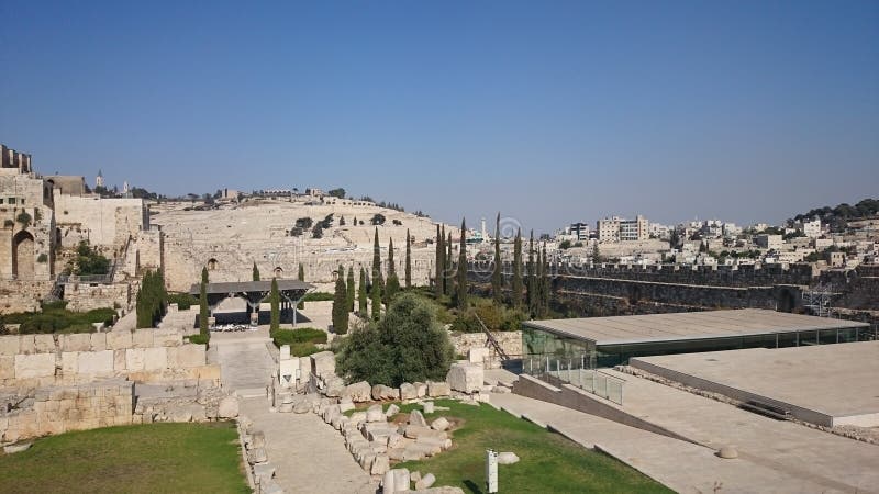De muren van de eeuwige stad van Jeruzalem, buiten mening, ontruimen dag, blauwe hemel stock foto De muren van de eeuwige stad van Jeruzalem, buiten mening, ontruimen dag, blauwe hemel stock foto