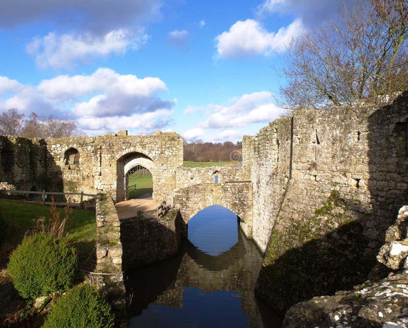 De Muur en de gronden van het kasteel royalty-vrije stock afbeeldingen De Muur en de gronden van het kasteel royalty-vrije stock afbeeldingen