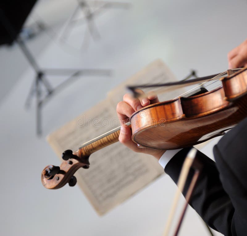 De muziek van de viool en van het blad stock foto De muziek van de viool en van het blad stock foto