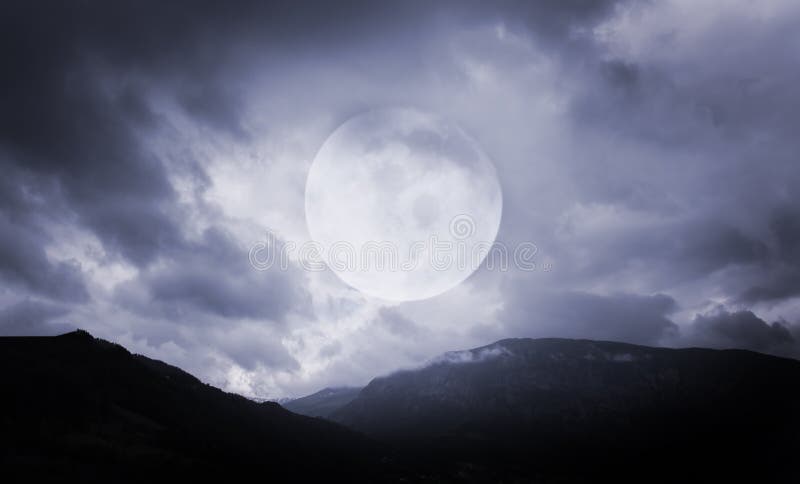De muziek van de nacht Griezelige bergen met volle maan stock foto De muziek van de nacht Griezelige bergen met volle maan stock foto