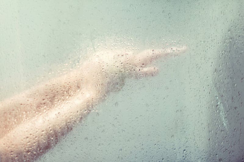 De naakte mooie vrouw die een douche nemen achter nat misted glas royalty-vrije stock foto De naakte mooie vrouw die een douche nemen achter nat misted glas royalty-vrije stock foto
