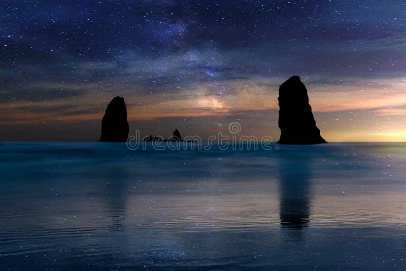 De Naaldenrotsen onder Sterrige Nachthemel langs de kust van Oregon royalty-vrije stock foto De Naaldenrotsen onder Sterrige Nachthemel langs de kust van Oregon royalty-vrije stock foto