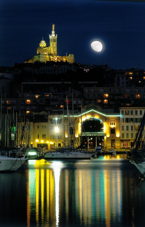 De nacht van de de havenmaan van Marseille royalty-vrije stock foto De nacht van de de havenmaan van Marseille royalty-vrije stock foto