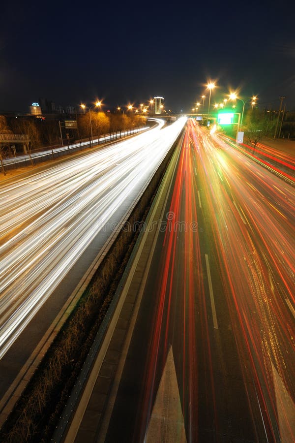 De Nacht van het verkeer van Stad royalty-vrije stock foto De Nacht van het verkeer van Stad royalty-vrije stock foto