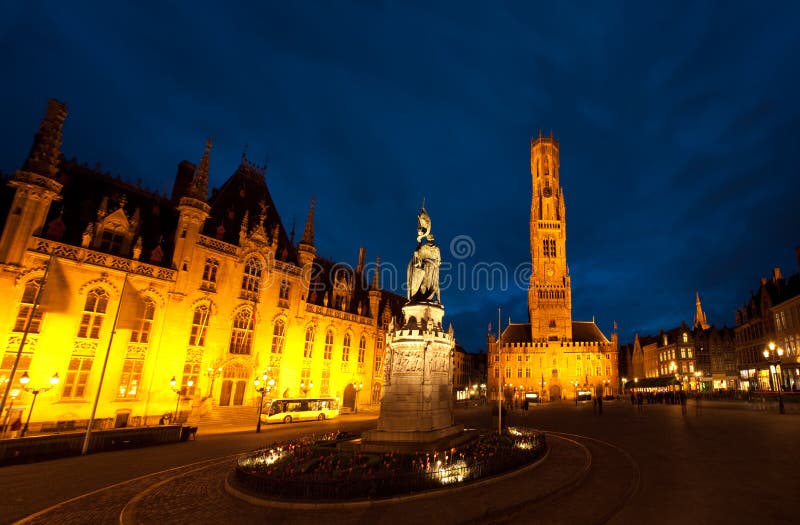 De Nacht van Markt Brugge van Grote royalty-vrije stock afbeelding De Nacht van Markt Brugge van Grote royalty-vrije stock afbeelding