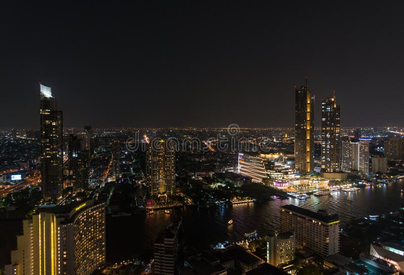 De nachtcityscape van de binnenstad van Bangkok royalty-vrije stock foto's De nachtcityscape van de binnenstad van Bangkok royalty-vrije stock foto's