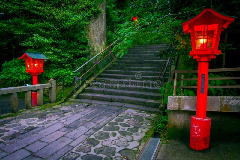 De nachtmening van de benadering van het Hakone-heiligdom in een cederbos met velen rode omhoog aangestoken lantaarn stock fotografie De nachtmening van de benadering van het Hakone-heiligdom in een cederbos met velen rode omhoog aangestoken lantaarn stock fotografie