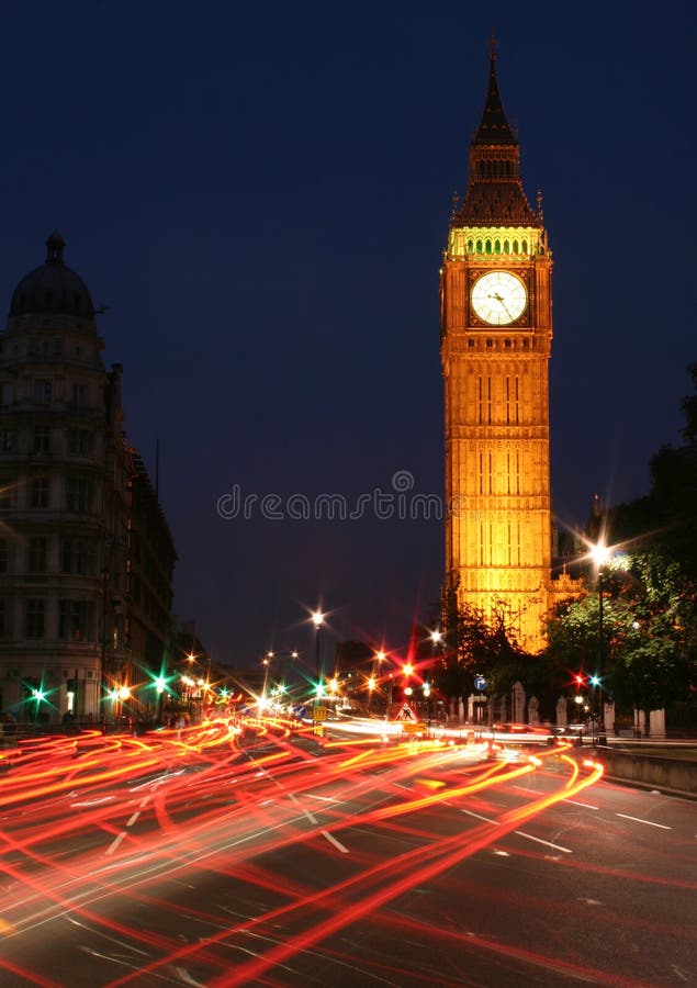 De nachtverkeer van de Big Ben stock fotografie De nachtverkeer van de Big Ben stock fotografie