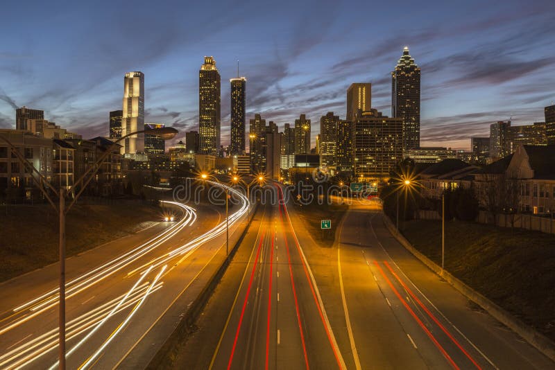 De de Nachtweg en de Horizon van de binnenstad van Atlanta stock foto's De de Nachtweg en de Horizon van de binnenstad van Atlanta stock foto's