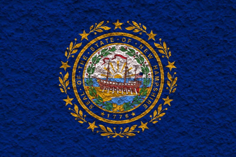 De nationale vlag van de V.S. verklaart binnen New Hampshire tegen een grijze muur met steenachtige oppervlakte op de dag van ona stock afbeelding De nationale vlag van de V.S. verklaart binnen New Hampshire tegen een grijze muur met steenachtige oppervlakte op de dag van ona stock afbeelding