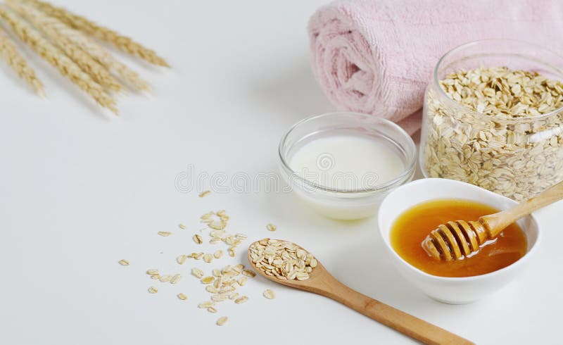 De natuurlijke Ingrediënten voor Eigengemaakte het Gezichtsmelk van het Haverlichaam schrobben royalty-vrije stock foto's De natuurlijke Ingrediënten voor Eigengemaakte het Gezichtsmelk van het Haverlichaam schrobben royalty-vrije stock foto's