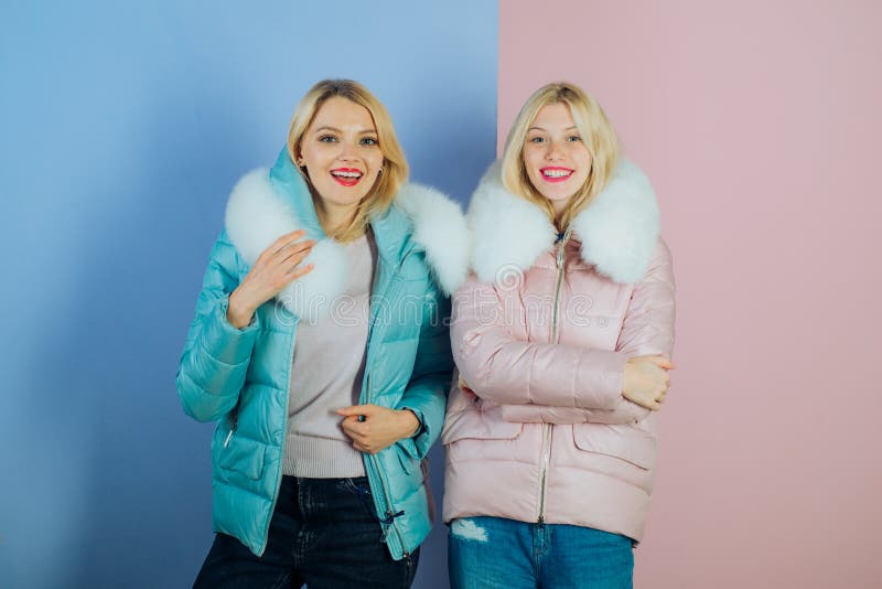 De natuurlijke keus voor de wintergarderobe ( r de vrouwen dragen warm stock afbeeldingen De natuurlijke keus voor de wintergarderobe ( r de vrouwen dragen warm stock afbeeldingen