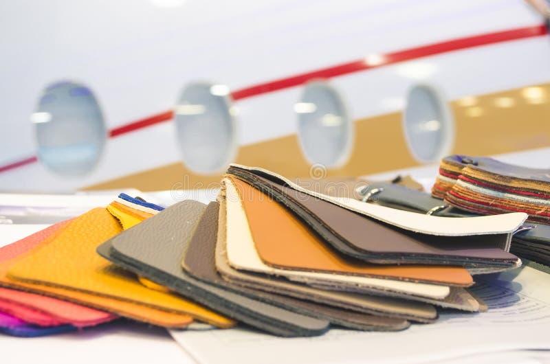 De natuurlijke steekproeven van de leerstoffering met het stikken in diverse kleuren royalty-vrije stock afbeeldingen De natuurlijke steekproeven van de leerstoffering met het stikken in diverse kleuren royalty-vrije stock afbeeldingen