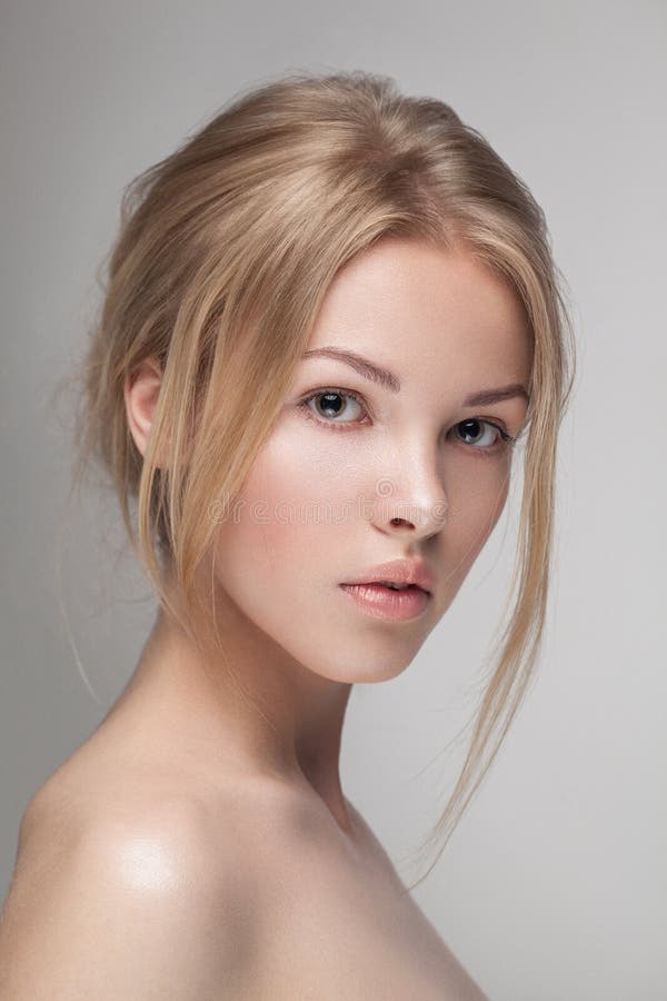 De natuurlijke verse zuivere close-up van het schoonheidsportret van een jong aantrekkelijk model stock fotografie De natuurlijke verse zuivere close-up van het schoonheidsportret van een jong aantrekkelijk model stock fotografie